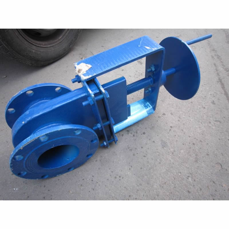 Manual isolation door