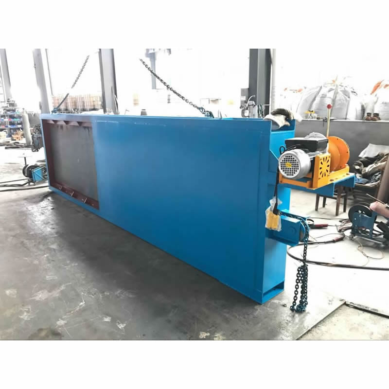 Electric cold air self-locking isolation door