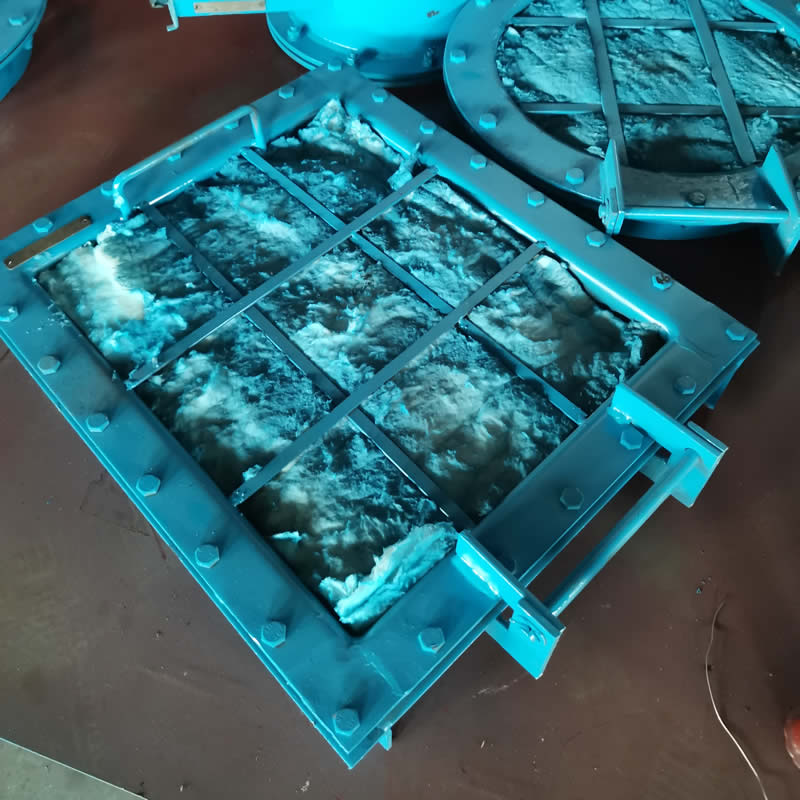 Rectangular inner insulation manhole door